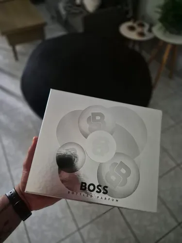 KIT BOSS BOTTLED PARFUM ? PRESENTE (LACRADO)