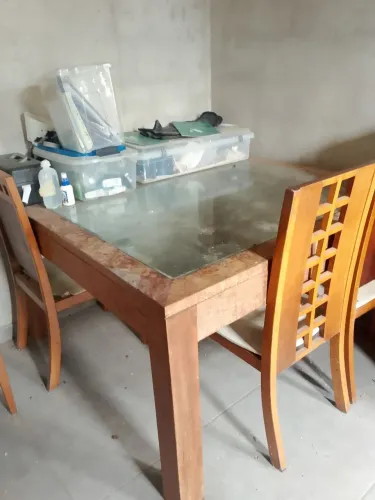 Mesa de madeira maciça