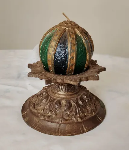Castiçal Vintage Ornamental com Vela de Globo Decorada