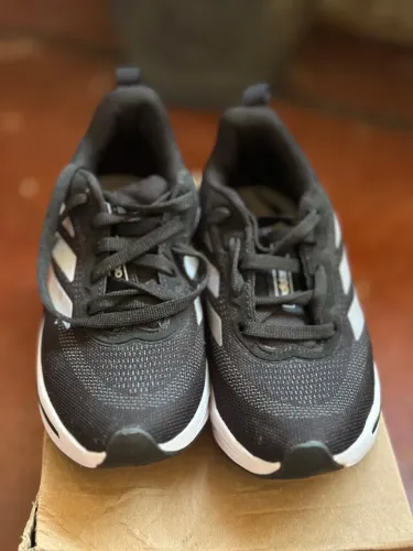 Tenis usado uma vez para testar meu menino nao gostou