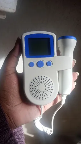 Doppler fetal de ouvir coração do bebê 