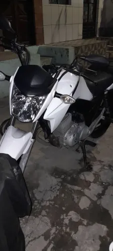 Moto Cg Honda (2015). Moto muito boa, Nunca deu dor de cabeça.