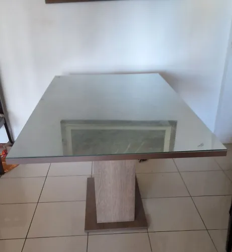 Mesa vidro temperado e mdf montada
