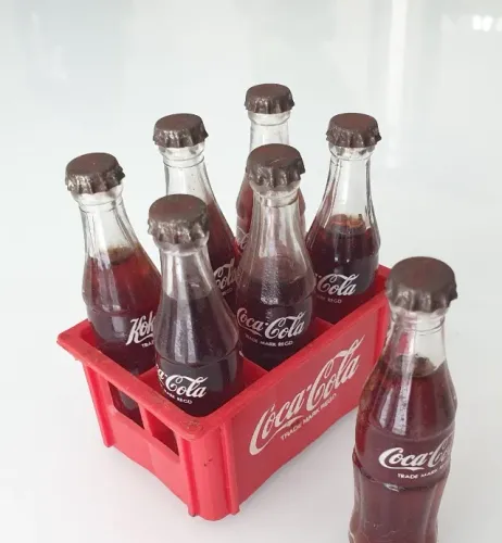Engradado com 7 Mini Garrafas Coca-Cola