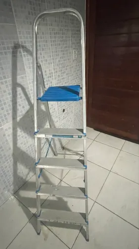 Escada 5 Degraus Alumínio Alumasa Dobrável Antiderrapante