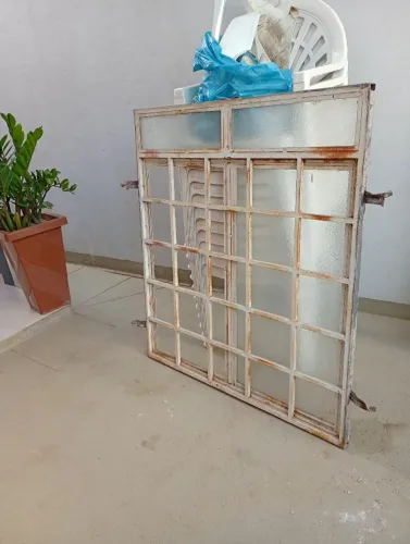 Vende se essa janela padrão faltando apenas um lado do vidromefibdo 1x110