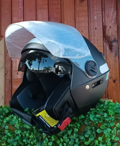 Capacete NOVO tamanho 60 aberto com óculos