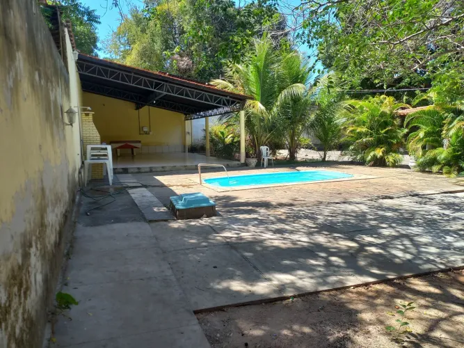 Sitio com casa e espaço de lazer