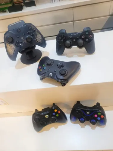 Controles de Xbox One, Ps3, celular, Xbox 360 e PC.