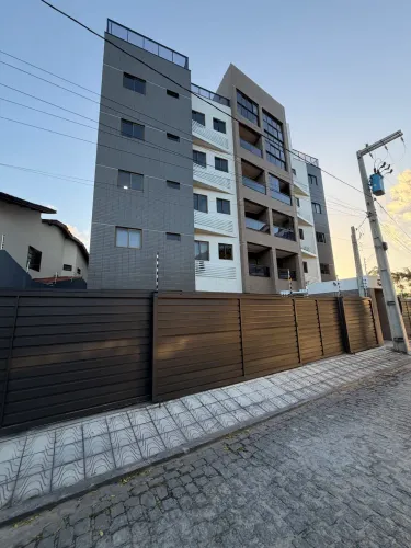 Apartamento à venda em Cabedelo, há 200 metros do mar