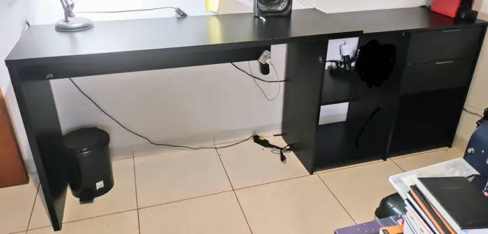 Escrivaninha com 3 nichos e 2 gavetas