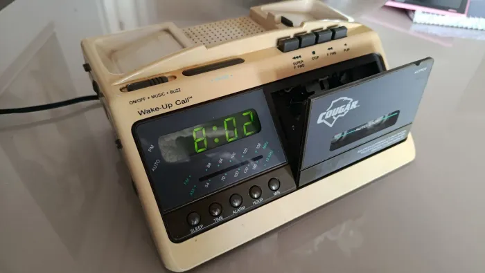 Rádio relógio antigo com fita K7