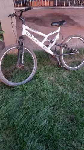 Bicicleta marca:Colli ARO 26 usada, sem marcha, com mola no banco, banco um pouco rasgado