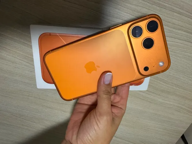 iPhone 17 pro Max laranja