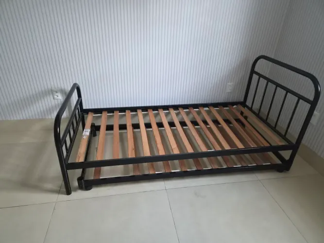 Cama infantil com cama de apoio 