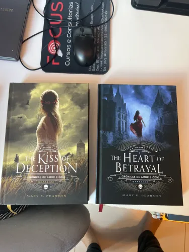 The kiss of deception vol 1 e 2 + 2 livros brindes