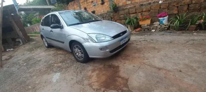 Ford Focus 1.8 16V 5P 2003