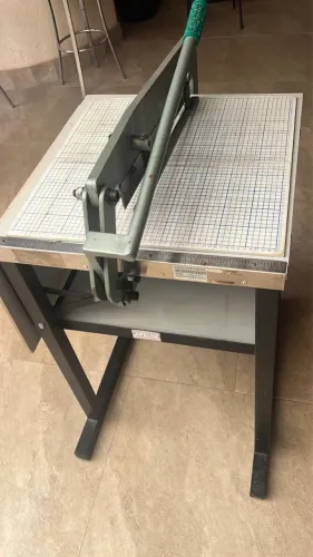 Máquina de cortas amostras de tecido