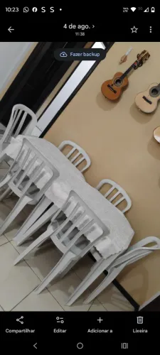 2 mesas de plástico com 8 cadeiras
