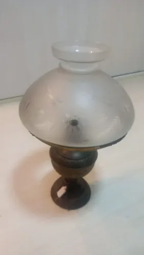 Abajures em latão/metal com acabamento dourado
