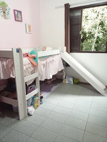 Cama com escorregador 
