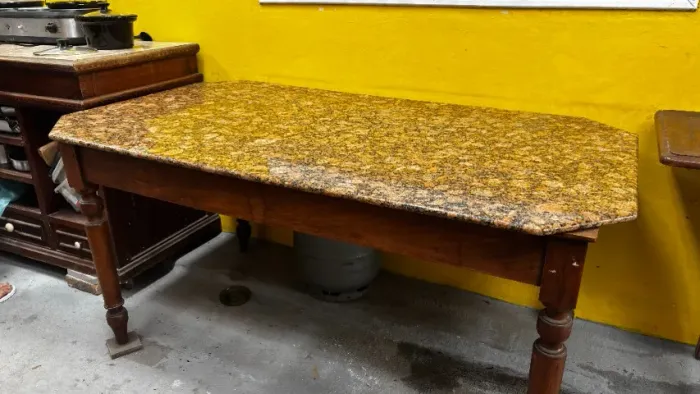 Mesa Antiga Madeira Maciça Pés Torneados com Tampo de Granito