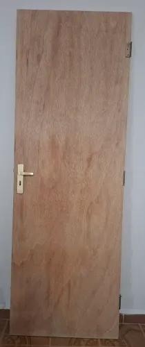 porta de madeira pra banheiro 210 X 72 cm , acompanha fechadura e dobradiças.