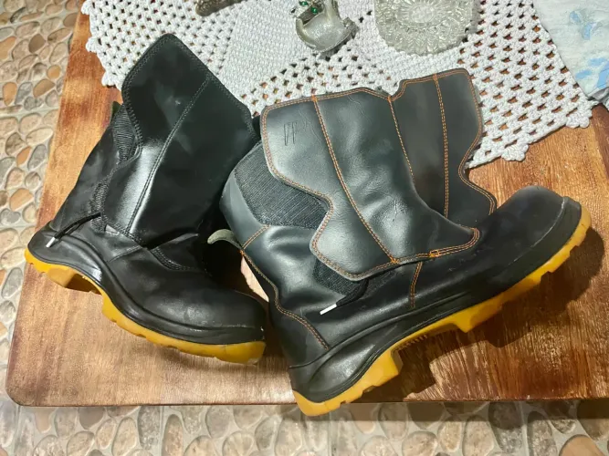 Bota impermeável em couro legítimo