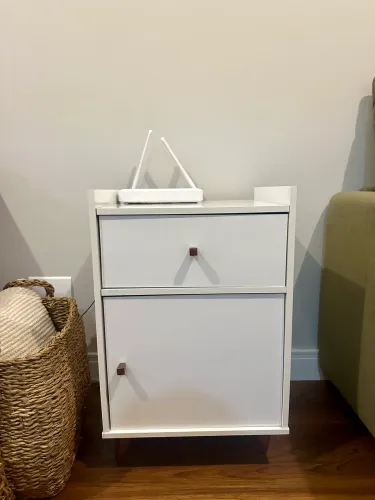 Mesa de cabeceira branca com 1 gaveta e 1 porta