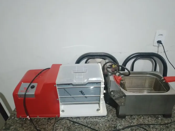 Fritadeira e uma máquina de preparar massa de pizza