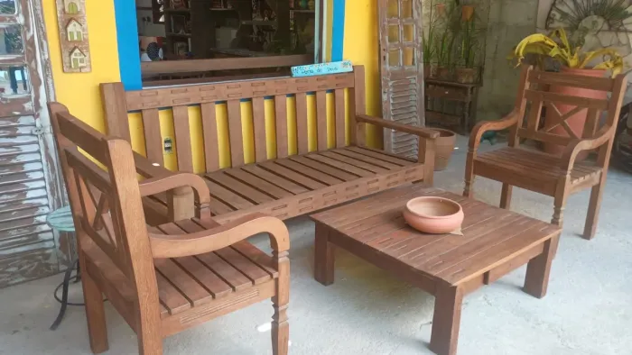 Móveis rústicos, decorações artesanais e quadros autorais.