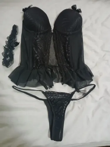 Estou vendendo dois espartilhos semi novos, tamanho M, veste até 42, vendo cada um por 50