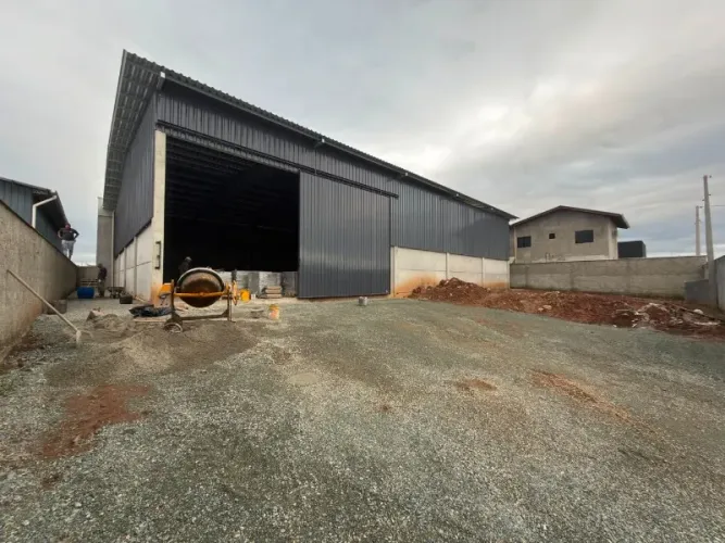 Aluguel de Galpão Industrial em Joinville-SC, bairro Paranaguamirim: 1 banheiro, 6 vagas,