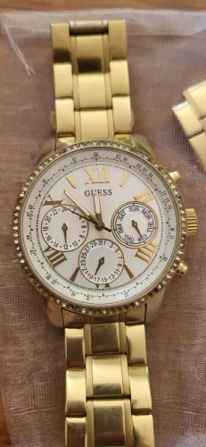 Relógio dourado feminino da marca guess com ponteiros funcionais usado em bom estado 