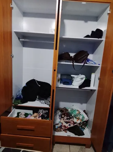 Guarda roupa n tem uma semana de uso com chave  