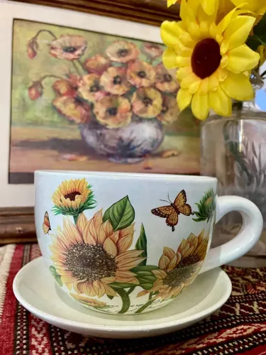 VASO/CACHEPÔ EM FORMATO DE XÍCARA GIGANTE VINTAGE COM GIRASSÓIS PINTADOS Á MÃO