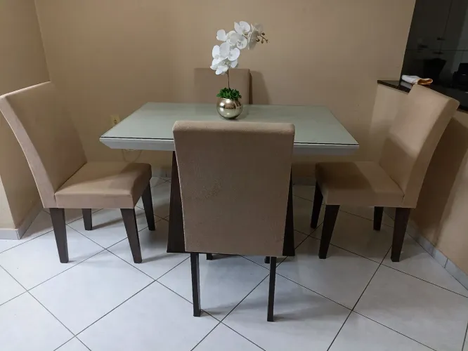 Mesa de jantar com 4 cadeiras - Tampo de vidro