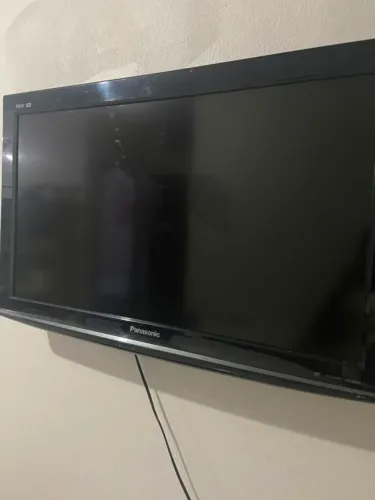 Vendo uma televisão panasonic, não é Smart! Porém pega todos os canas de TV .