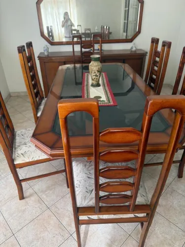 Mesas com seis cadeiras todas em mogno