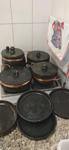 Panelas e pratos de pedra sabão recém curado