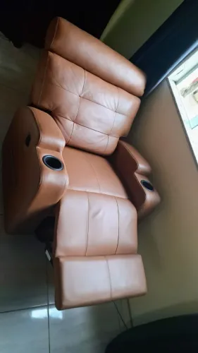 Poltrona Reclinável Damie. Elétrica com Elevação - Couro Bovino 100% 