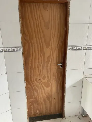 Portas para quartos e banheiros