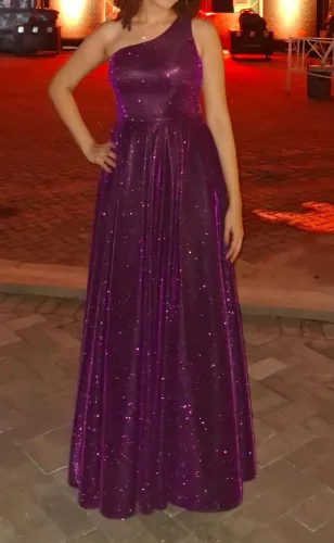 Vestido de festa roxo com brilho