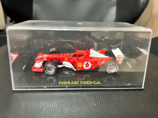 Miniatura Ferrari F2003-GA - Schumacher