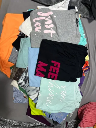 Lote de camisetas e blusinhas feminina