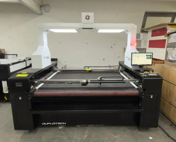 MÁQUINA DE CORTE A LASER COM RECONHECIMENTO DE CONTORNO 