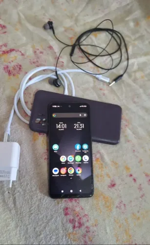 Vende se poco m5s so ta com esse trinco na tela mas na interfere em nadaa