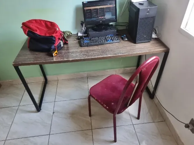 Mesa e cadeira para estudo e computador