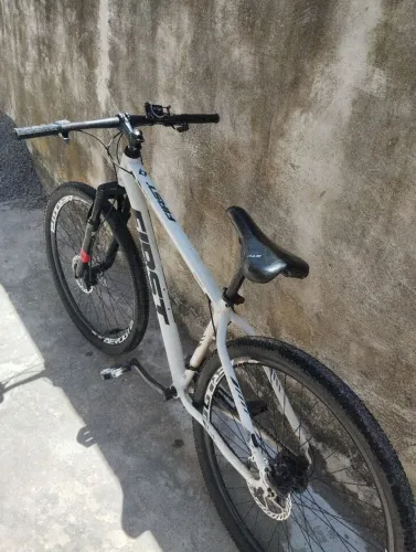 Bicicleta Mountain Bike First aro 29, em ótimo estado de conservação e pronta para rodar!