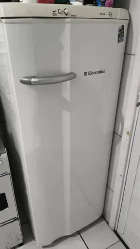 Vendo Geladeira ELETROLUX RE 28 240 litros